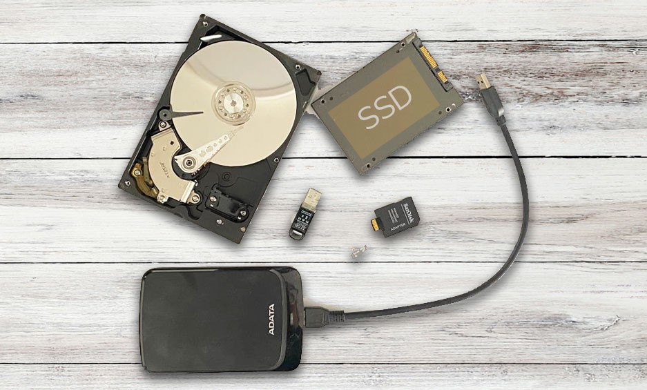 כונן קשיח, כונן SSD, דיסק און קי וכרטיסי זיכרון על שולחן